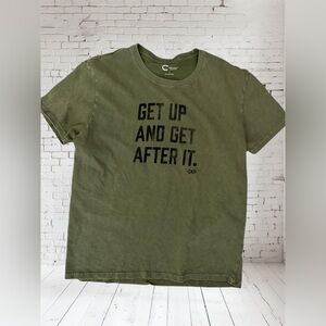 🟢 Lucky Brand x Cole Hauser Graphic Tee – Men’s‎ L